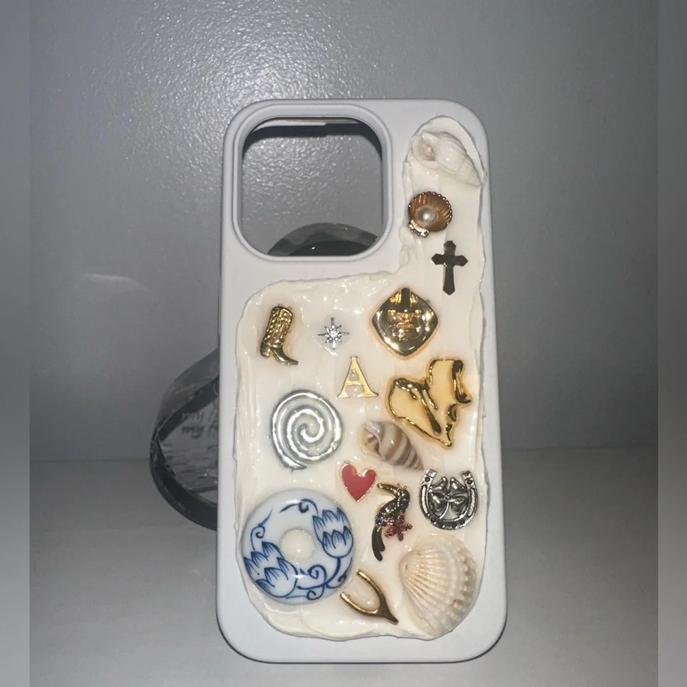 Beautiful IPhone 14 Pro cell phone case!
